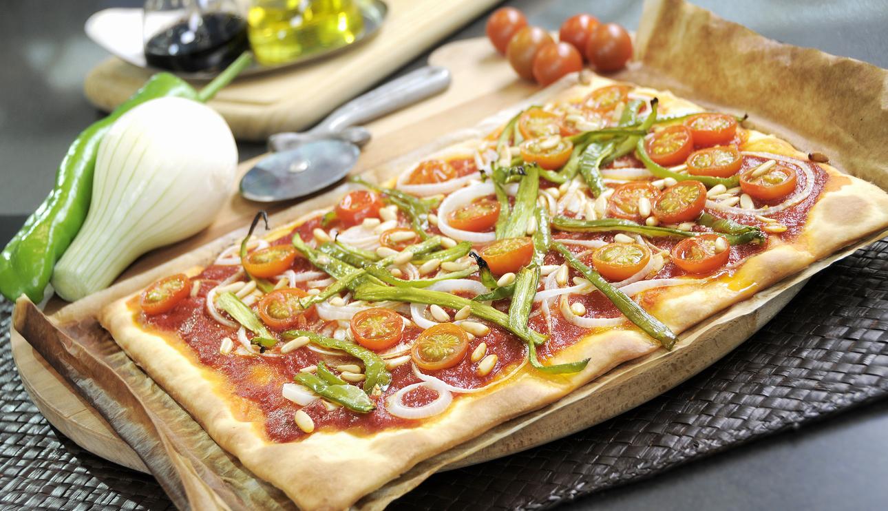 Pizza de verduras y piñones