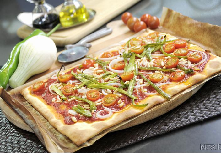 Pizza de verduras y piñones