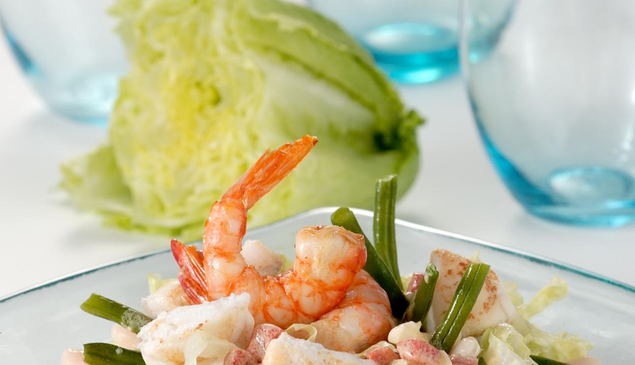 Ensalada de alubias con judías verdes, rape y gambas