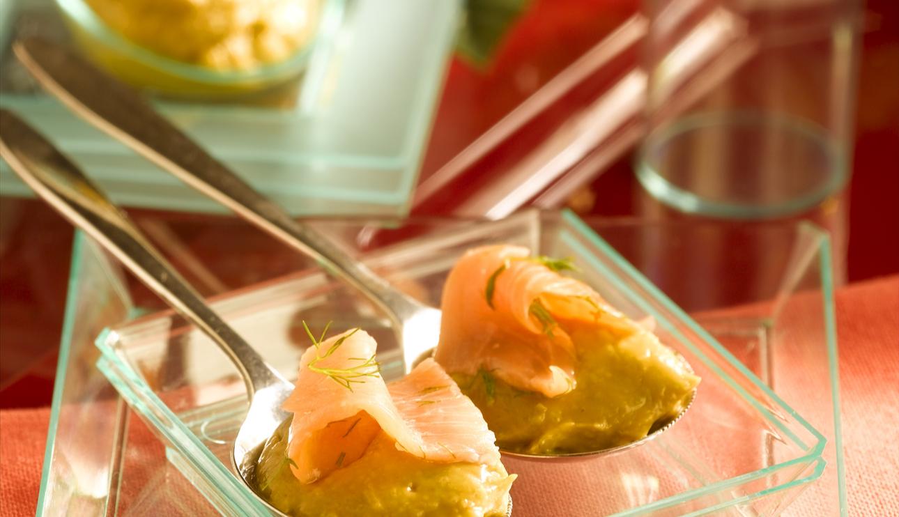 Cuchara de guacamole con salmón al eneldo