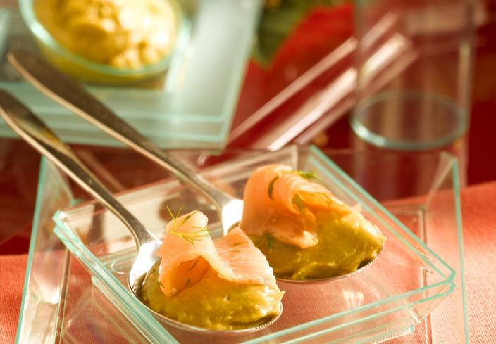 Cuchara de guacamole con salmón al eneldo