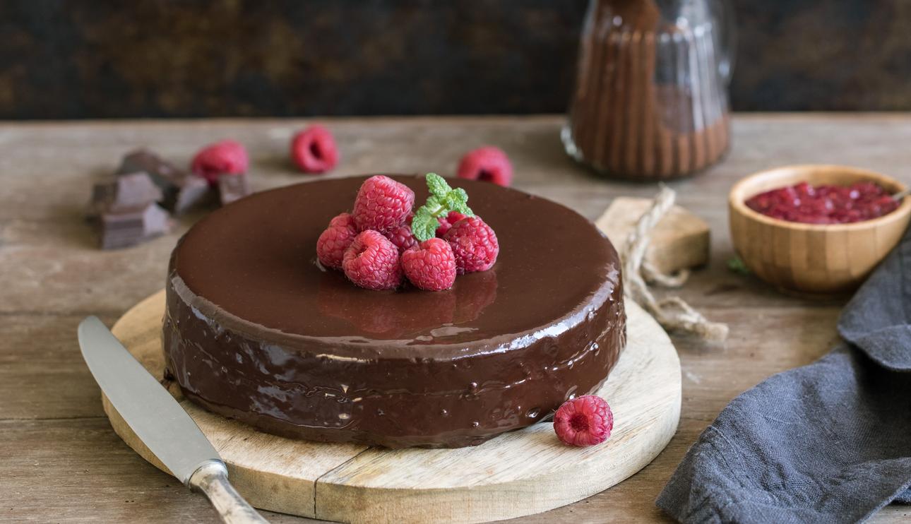 Bizcocho de chocolate con frutos rojos