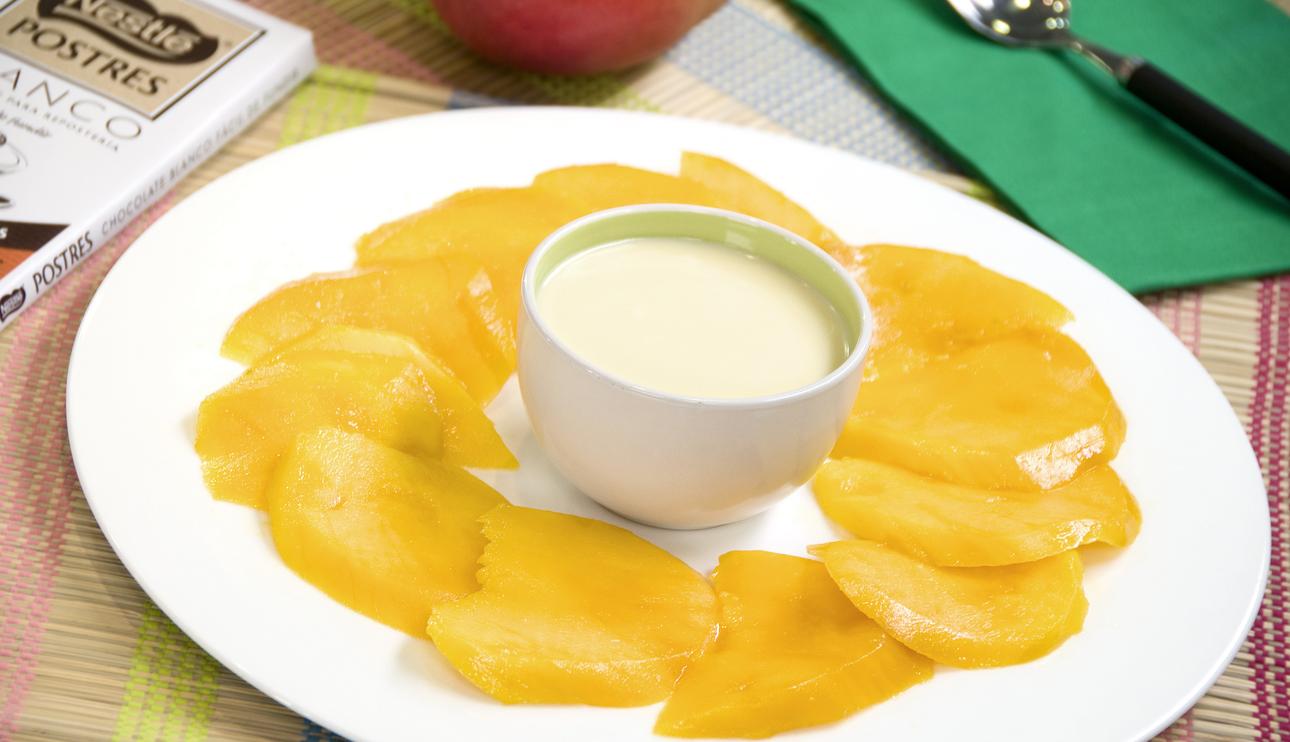 Carpaccio de mango con salsa de chocolate blanco