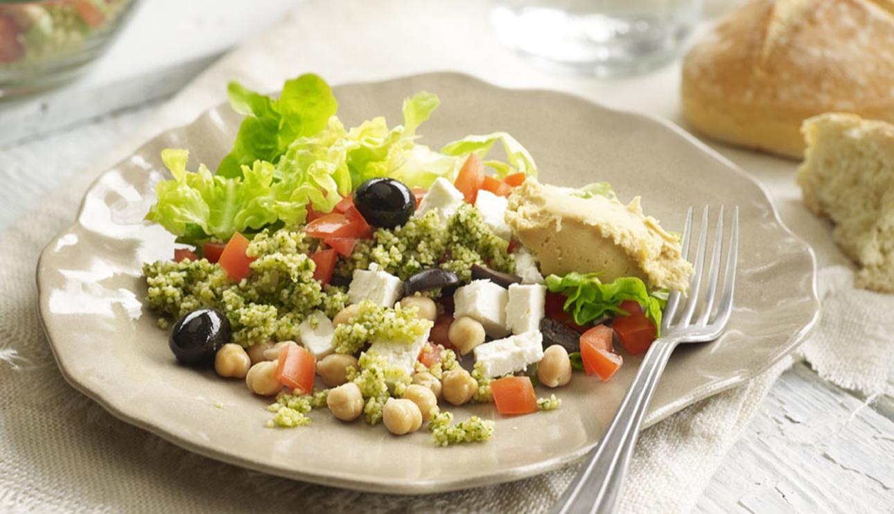 Ensalada a capas con couscous, pesto y hummus