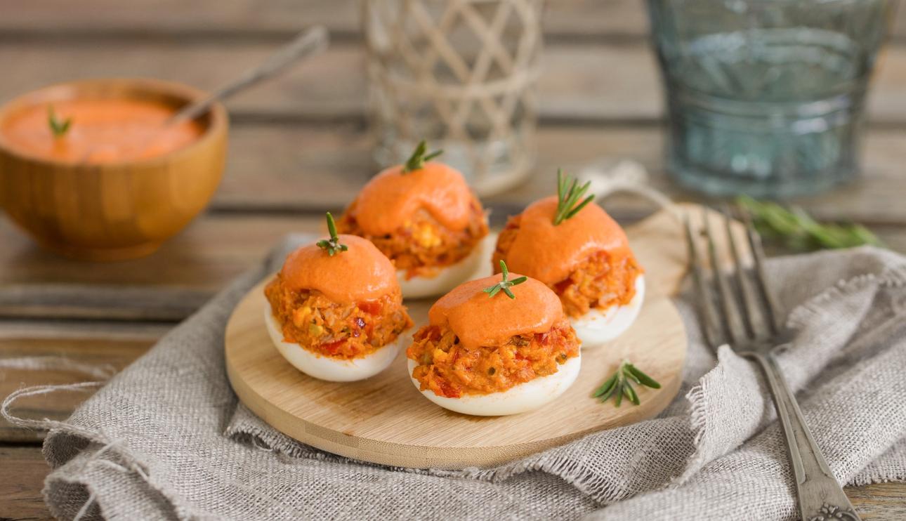 Huevos rellenos de atún