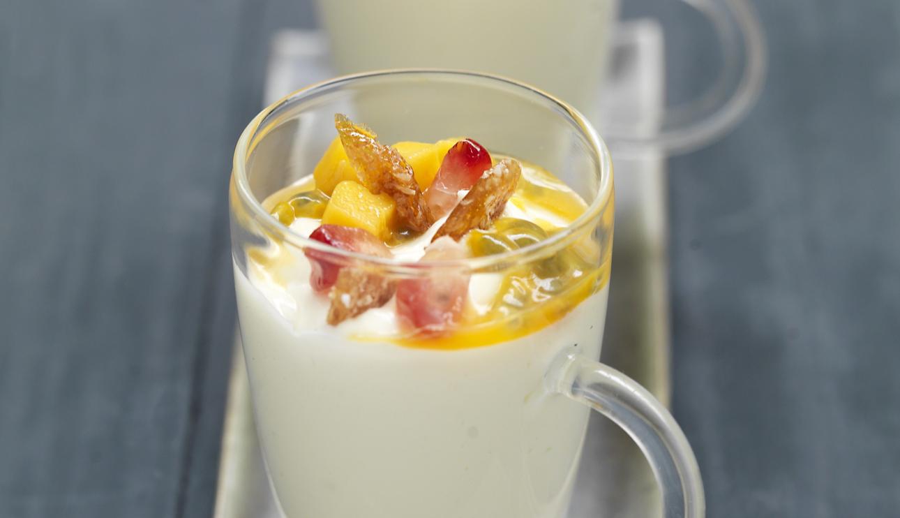 Mousse de chocolate blanco con frutas exóticas