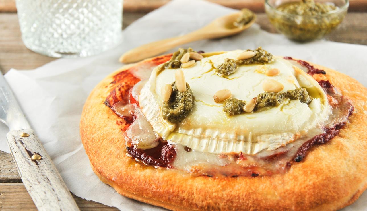 Pizzetas de tomate, queso de cabra y pesto