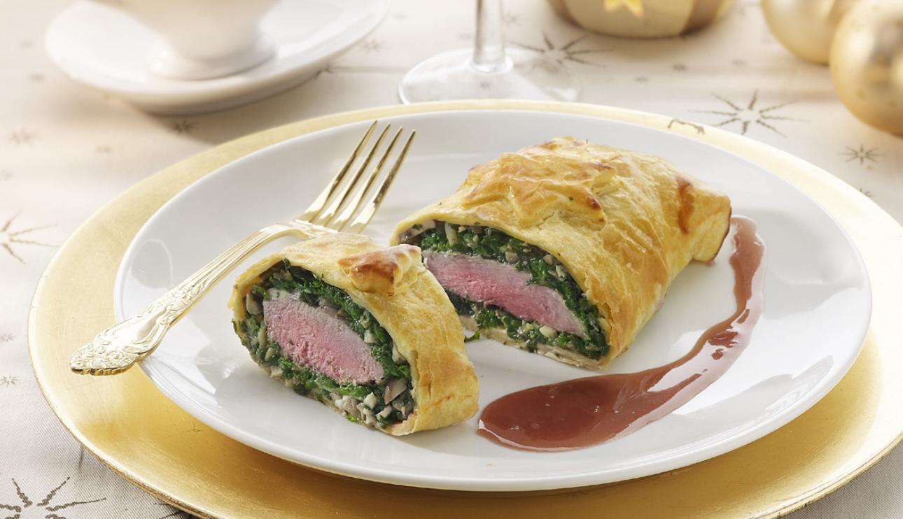 Hojaldre relleno de magret de pato con setas y espinacas