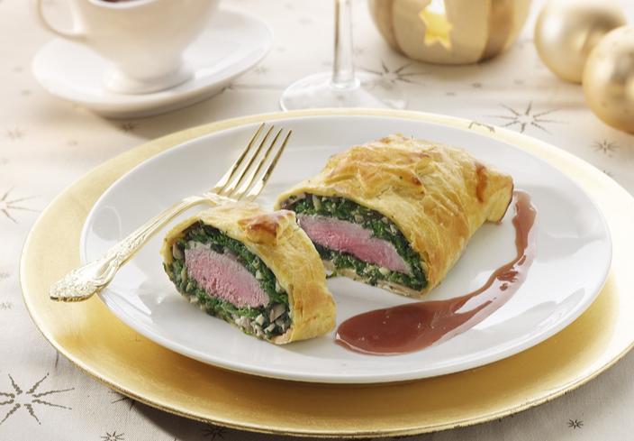 Hojaldre relleno de magret de pato con setas y espinacas