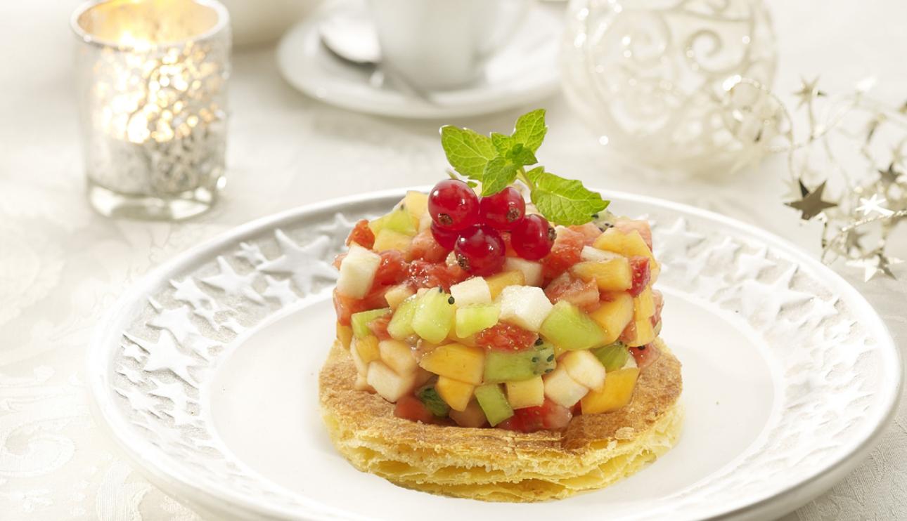 Tartar de frutas sobre hojaldre caramelizado