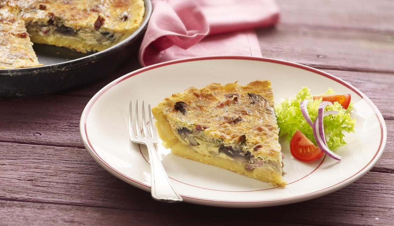 Tarta de puré de patatas con setas, queso y jamón