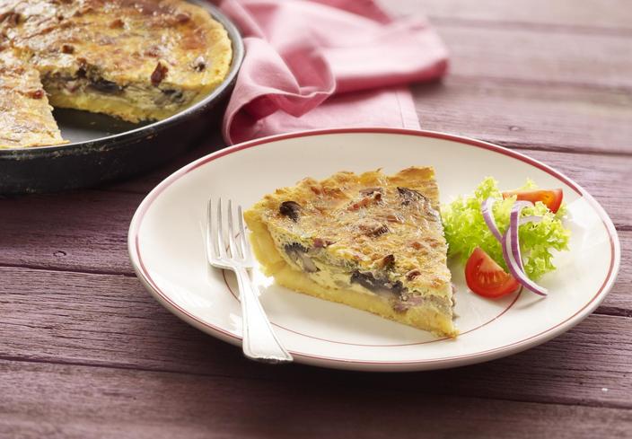 Tarta de puré de patatas con setas, queso y jamón