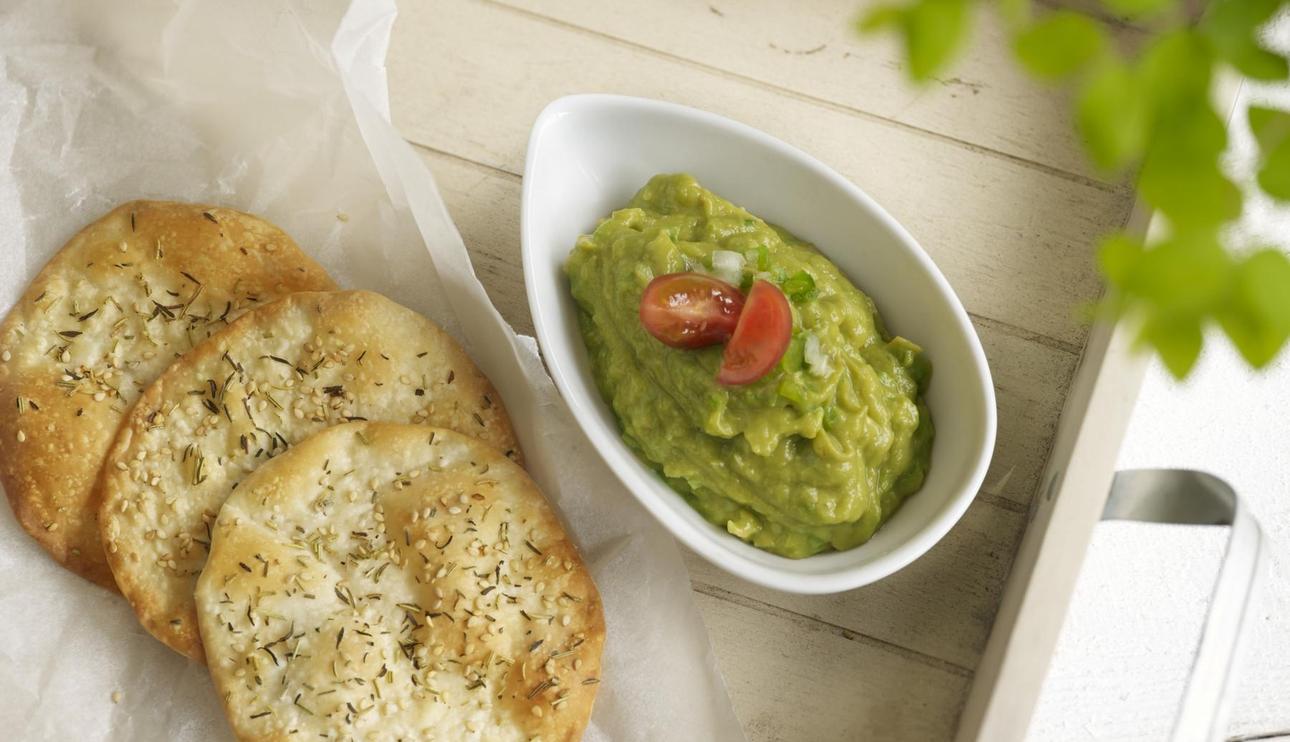 Salsa guacamole con obleas crujientes con especias