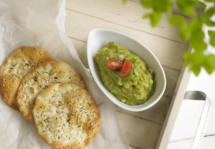 Salsa guacamole con obleas crujientes con especias