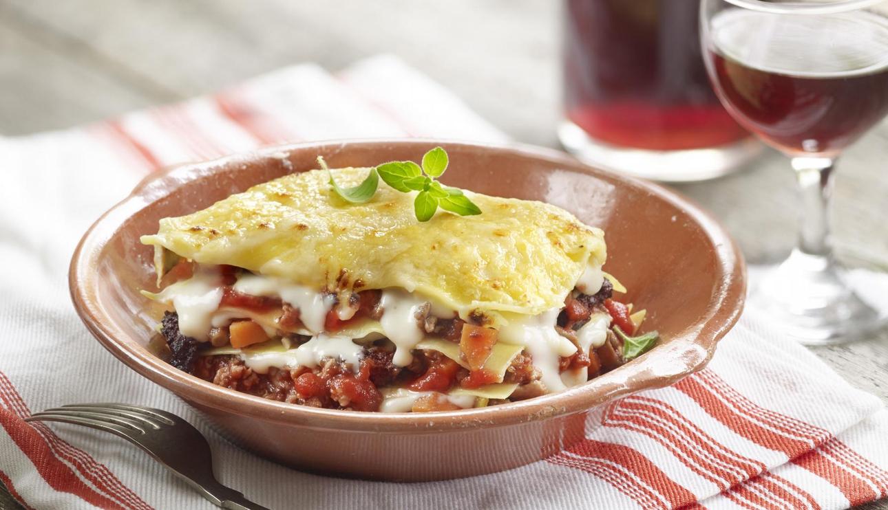 Lasaña de setas y butifarra