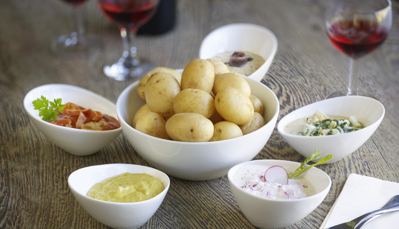 Bol de patatas con 5 salsas