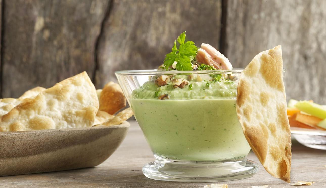 Dip de aguacate con atún con obleas