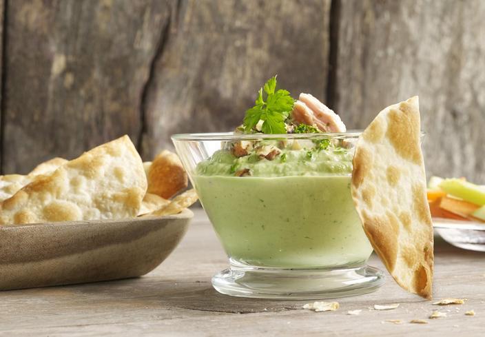Dip de aguacate con atún con obleas