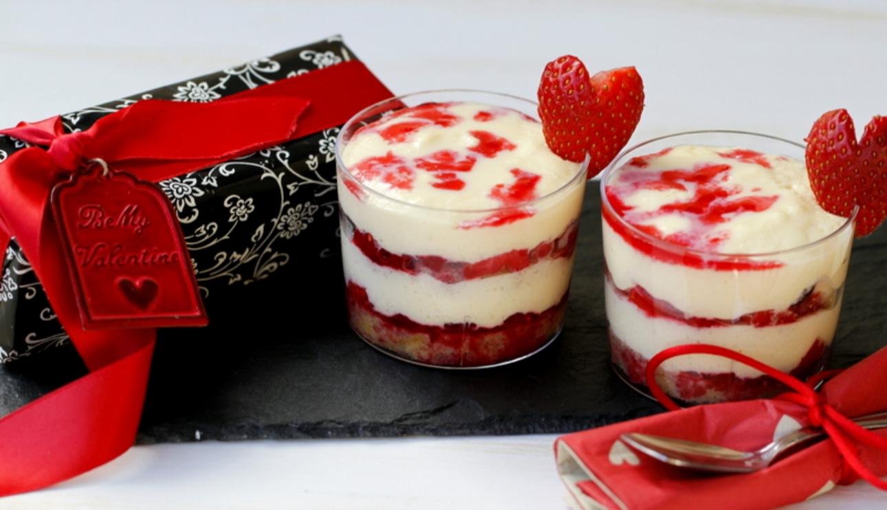 Tiramisú en vaso con frutos rojos y leche condensada para San Valentín