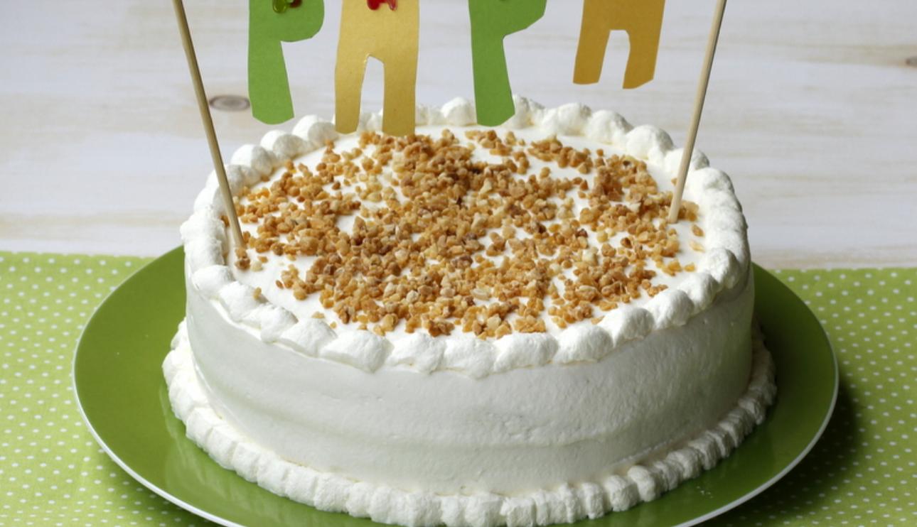 Pastel de crema de café y nata para el día del padre