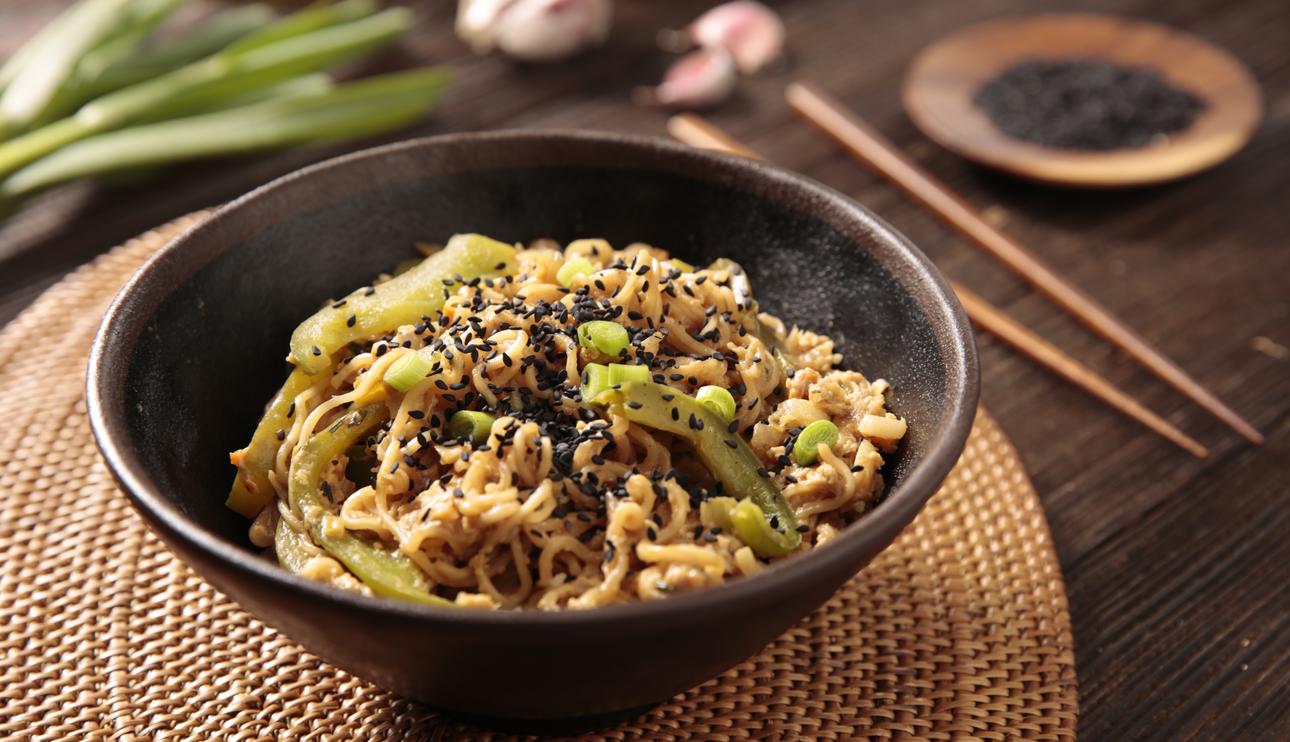 Yakisoba con verduras y huevo