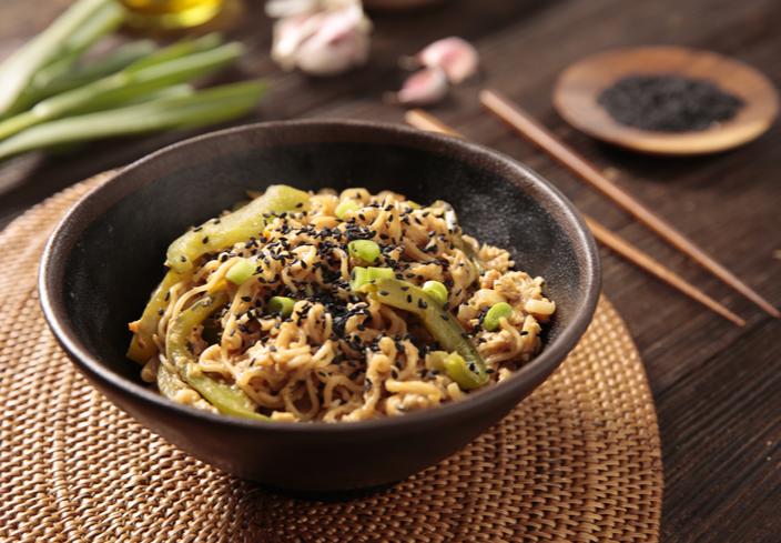 Yakisoba con verduras y huevo