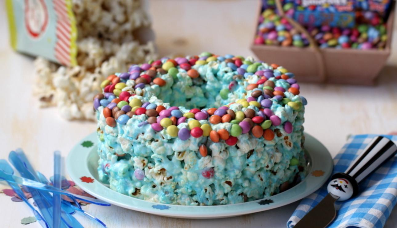 Pastel de palomitas y smarties (celebraciones para niños)