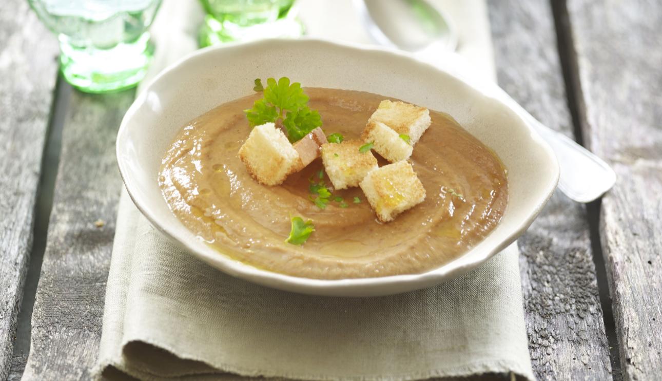 Crema de lentejas y dados de pan