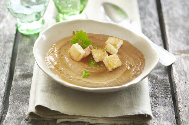 Crema de lentejas y dados de pan