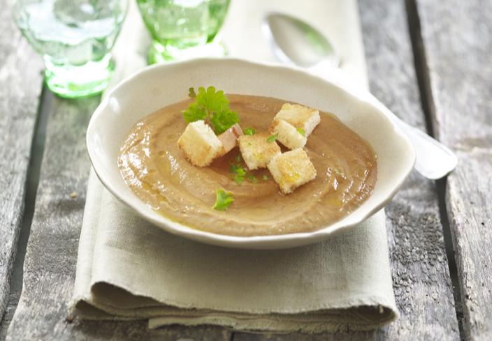 Crema de lentejas y dados de pan