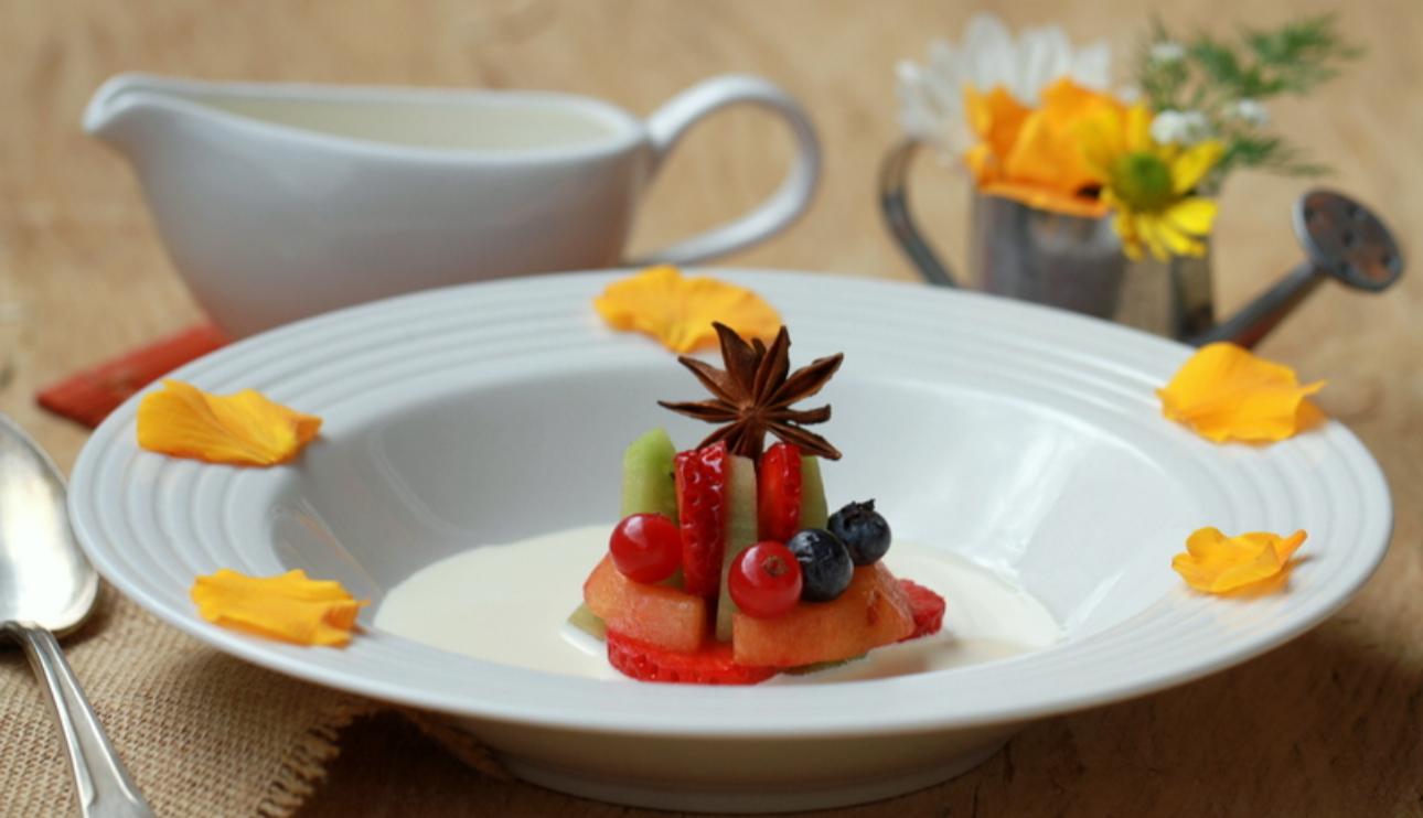 Sopa de anís estrellado con torre de frutas