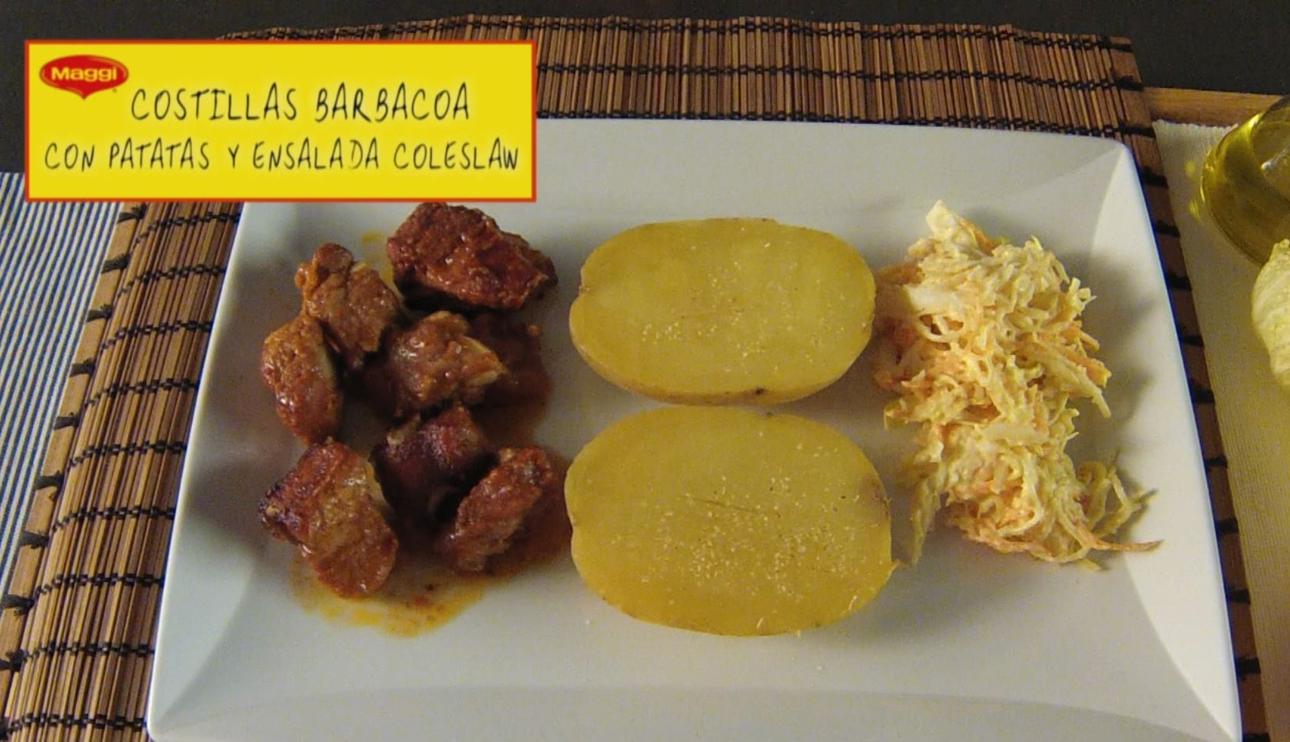 Costillas barbacoa con patatas y ensalada coleslaw