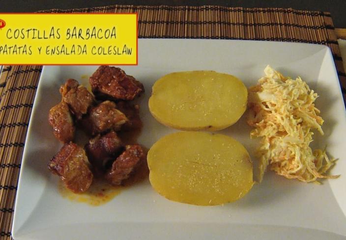 Costillas barbacoa con patatas y ensalada coleslaw