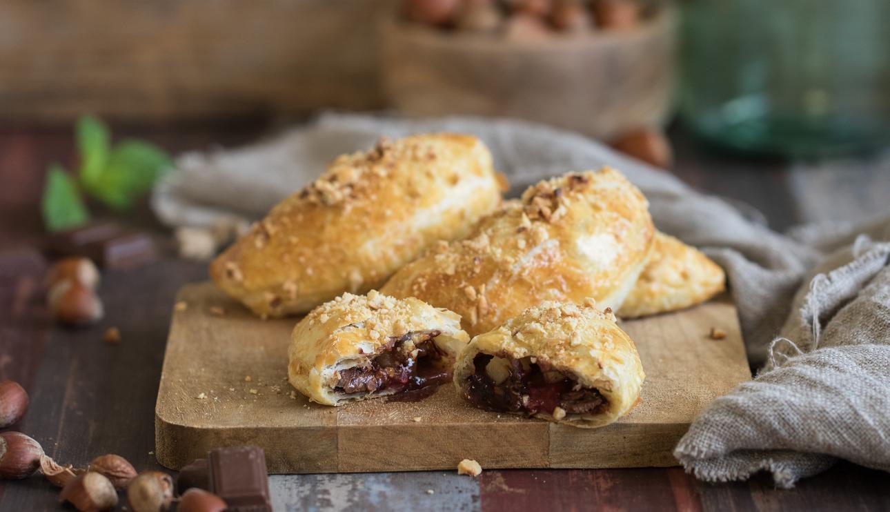 Medialunas de hojaldre con frutas y chocolate
