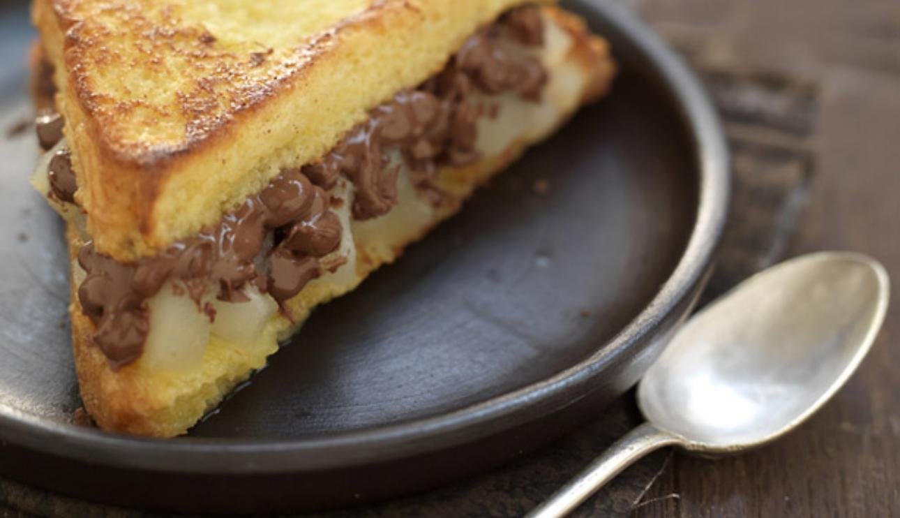 Pudin de brioche con peras y chocolate