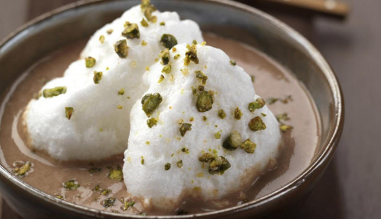 Isla flotante al chocolate y pistachos caramelizados