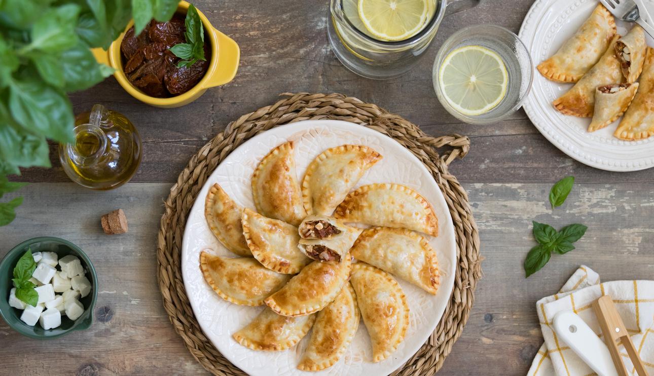 Empanadillas de tomates secos con beicon y feta