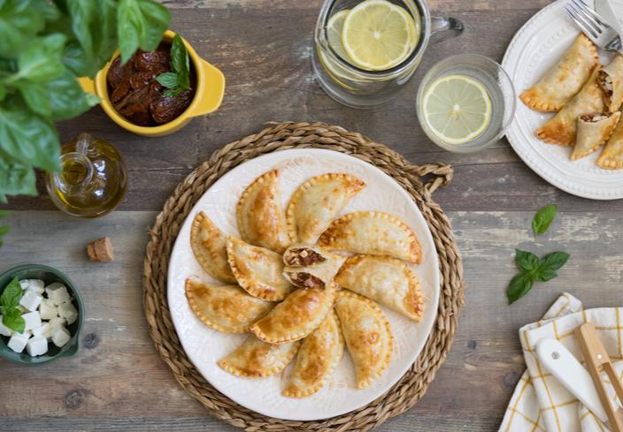 Empanadillas de tomates secos con beicon y feta