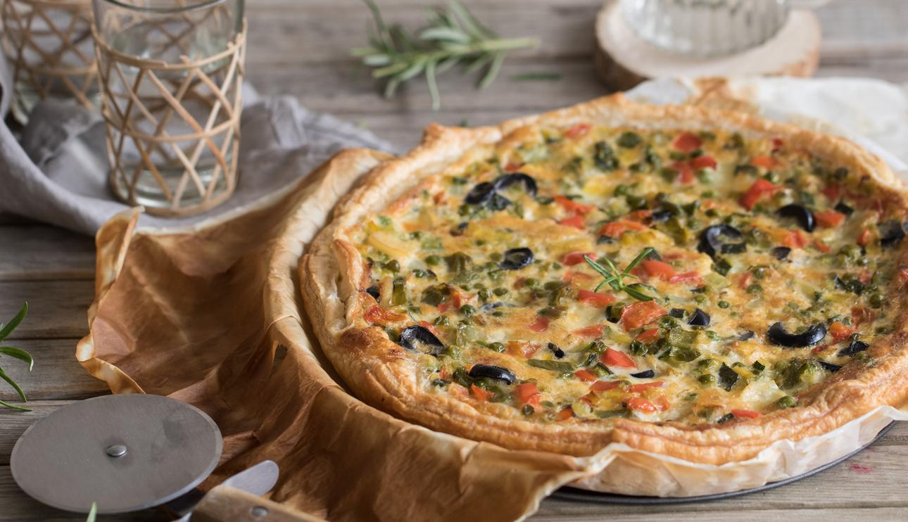 Tarta de verduras de primavera de hojaldre y aceitunas