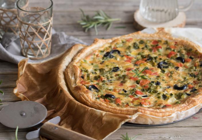 Tarta de verduras de primavera de hojaldre y aceitunas