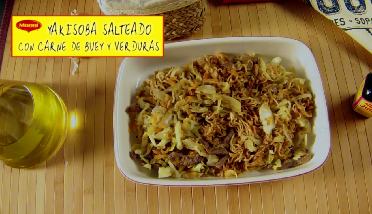 Yakisoba salteado con carne de buey y verduras