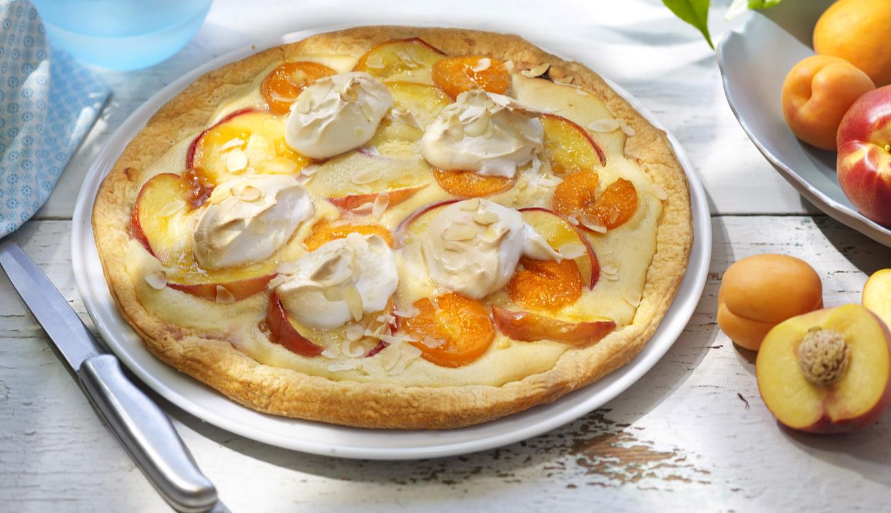 Tarta de frutas de verano con merengue