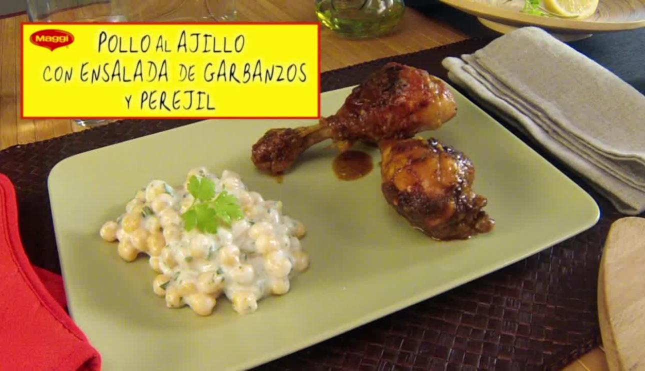 Pollo al ajillo con ensalada de garbanzos y perejil