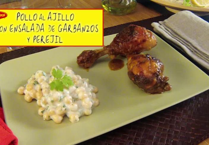 Pollo al ajillo con ensalada de garbanzos y perejil