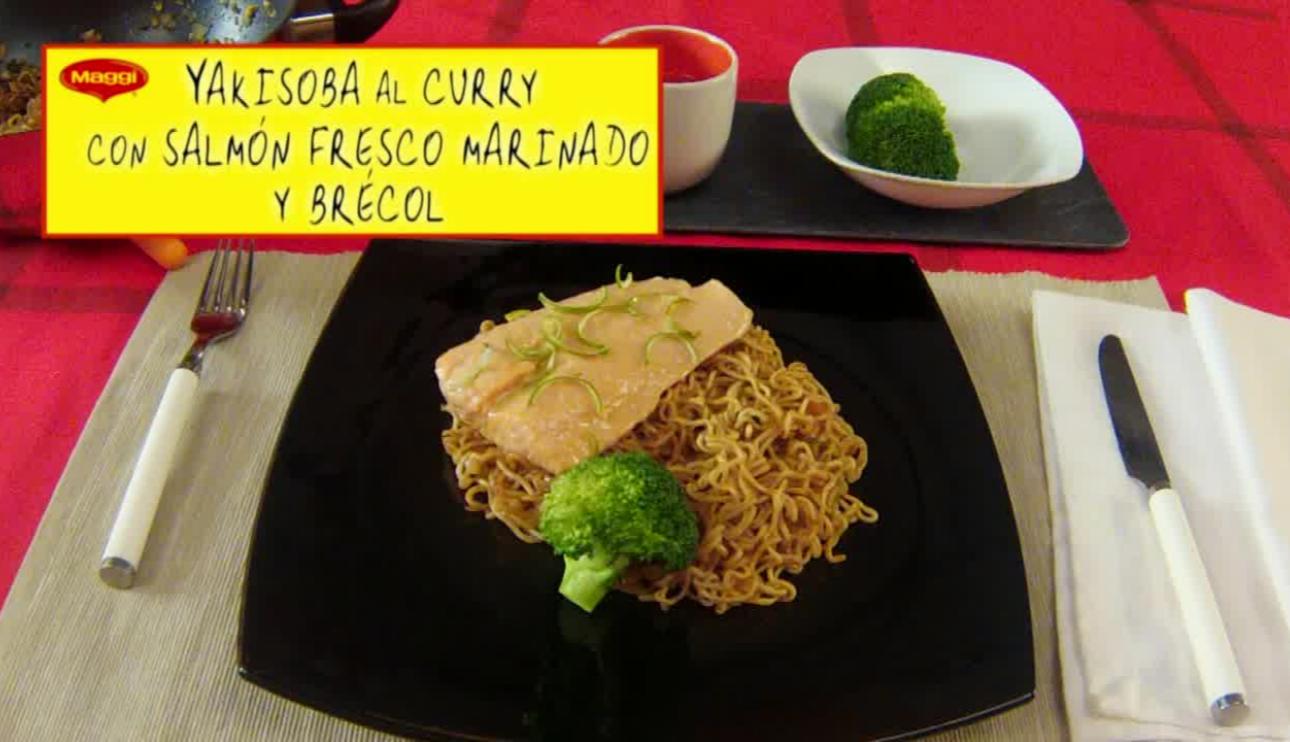 Yakisoba al curry con salmón fresco marinado y brócoli
