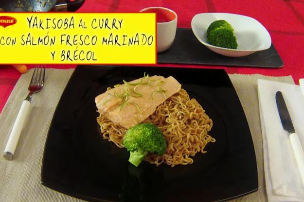 Yakisoba al curry con salmón fresco marinado y brócoli