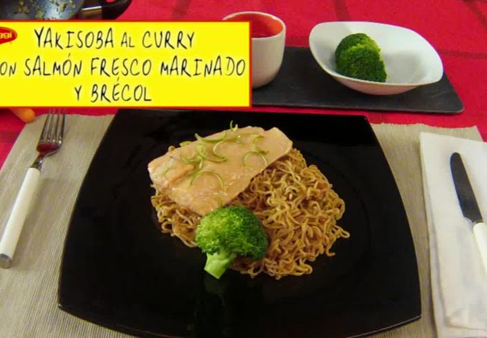 Yakisoba al curry con salmón fresco marinado y brócoli