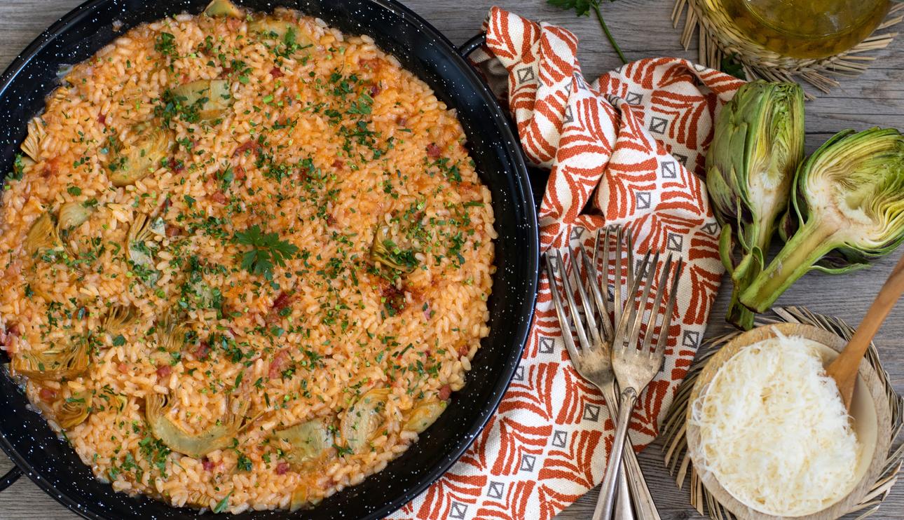 Paella de arroz con alcachofas y tomate