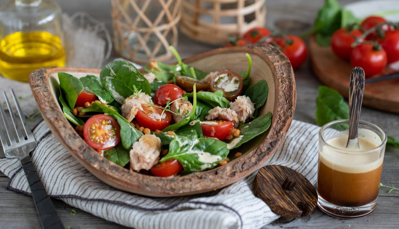 Ensalada de lentejas, atún y espinacas