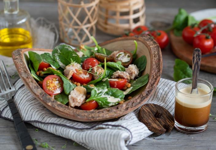 Ensalada de lentejas, atún y espinacas